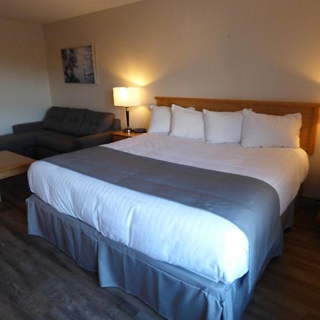 Chateau Logue Hotel Maniwaki Екстериор снимка