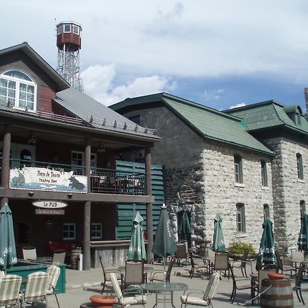 Chateau Logue Hotel Maniwaki Екстериор снимка