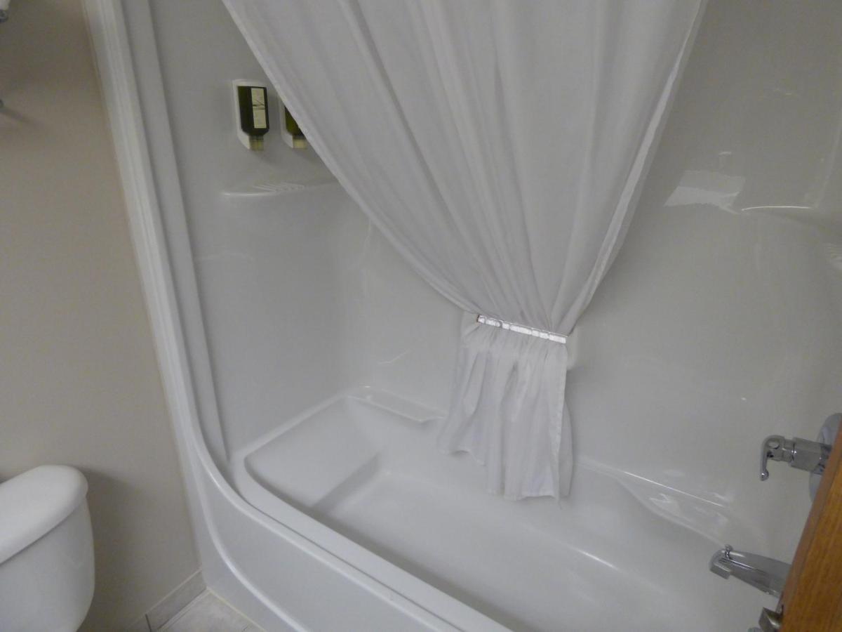 Chateau Logue Hotel Maniwaki Екстериор снимка