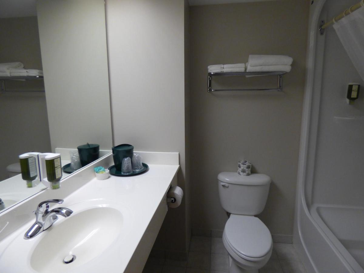 Chateau Logue Hotel Maniwaki Екстериор снимка