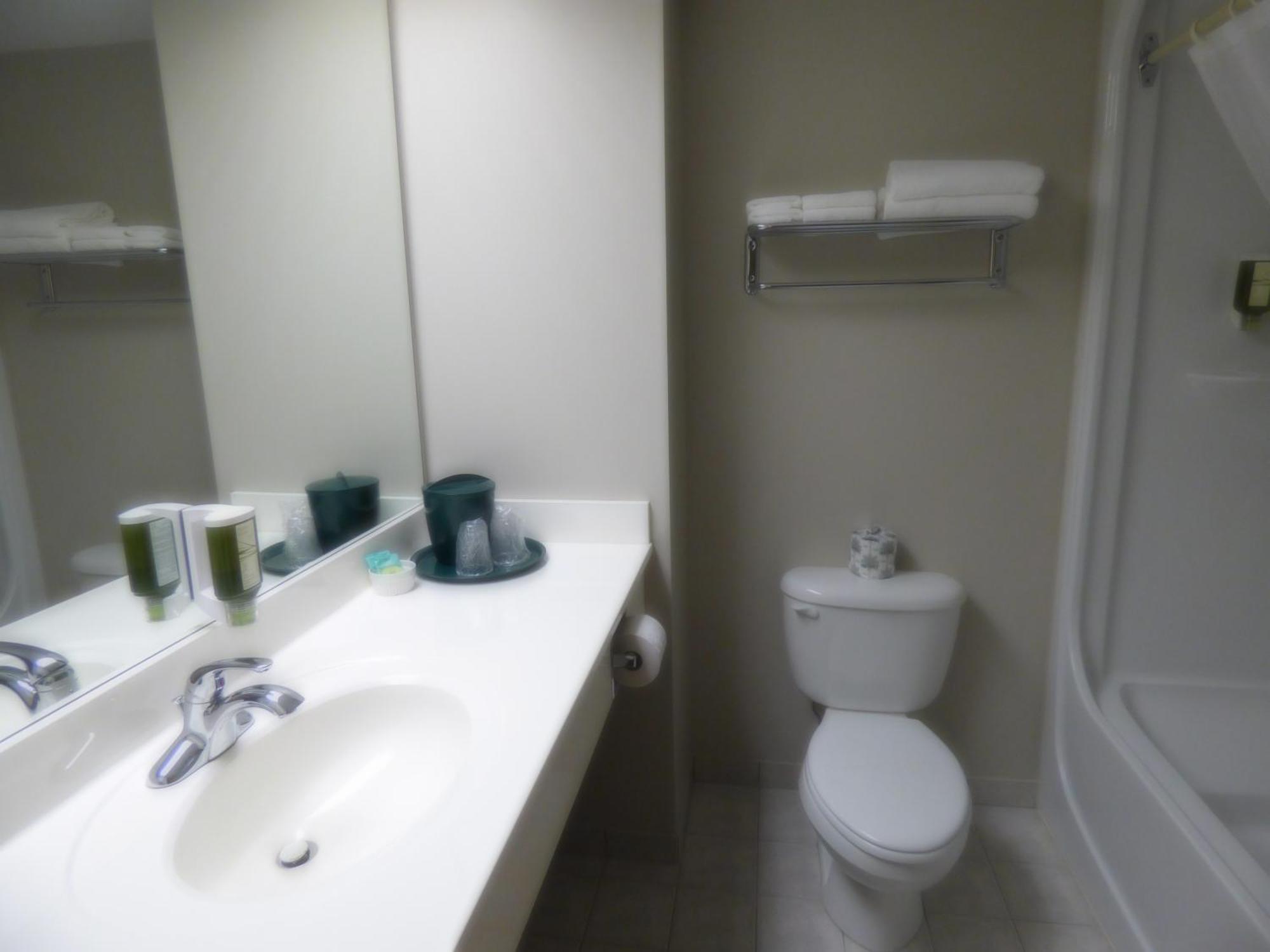 Chateau Logue Hotel Maniwaki Екстериор снимка