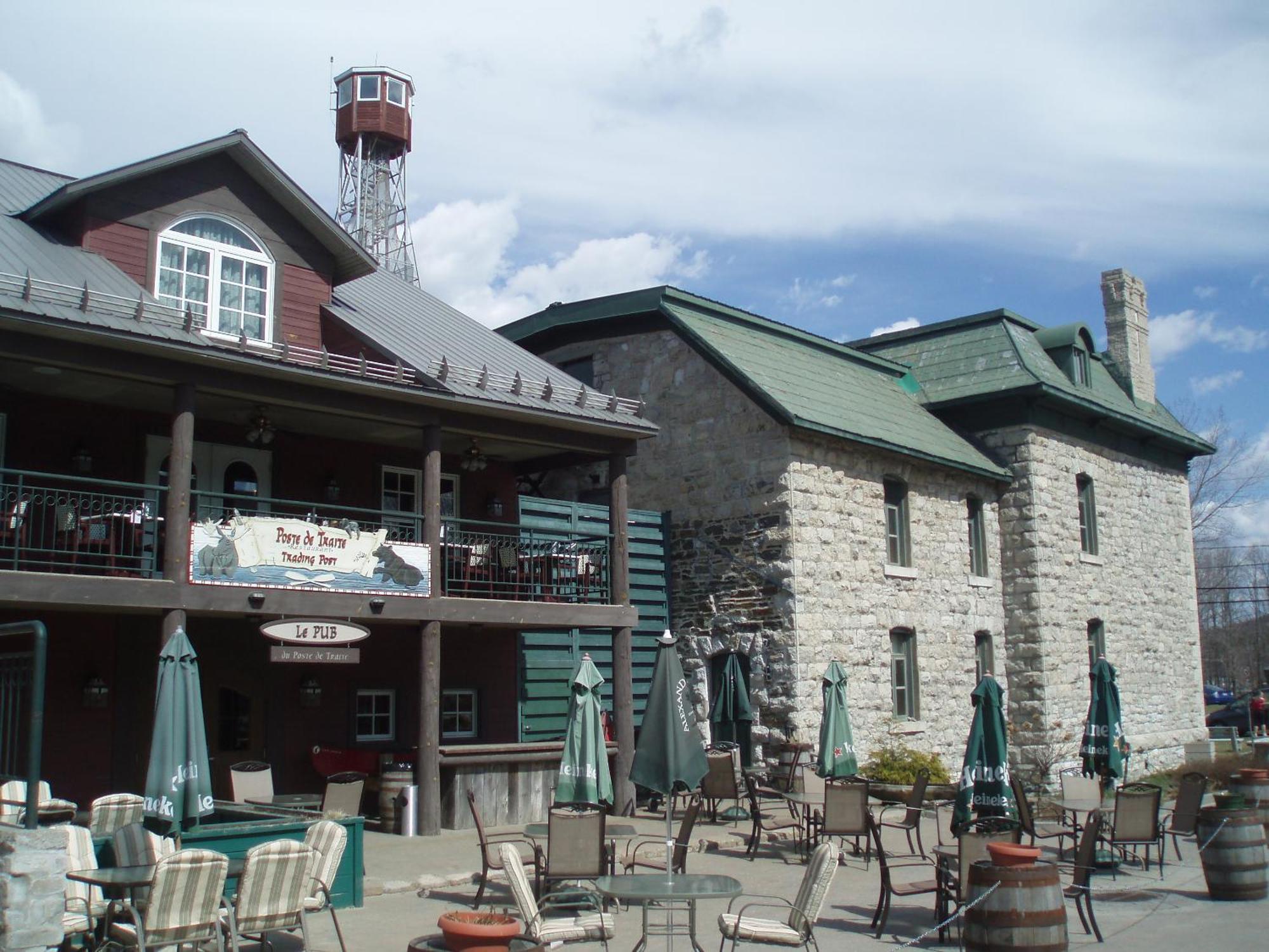 Chateau Logue Hotel Maniwaki Екстериор снимка