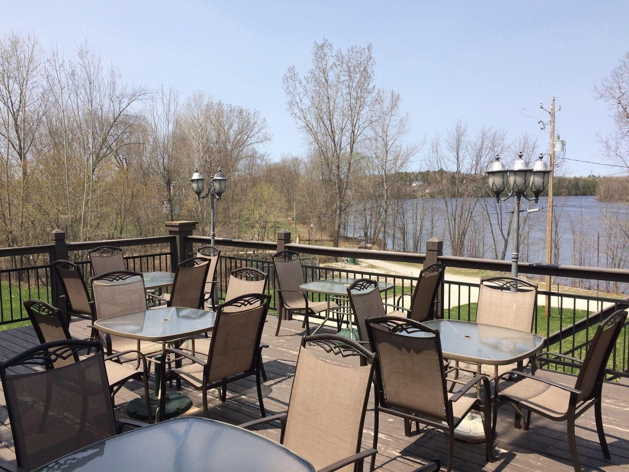 Chateau Logue Hotel Maniwaki Екстериор снимка