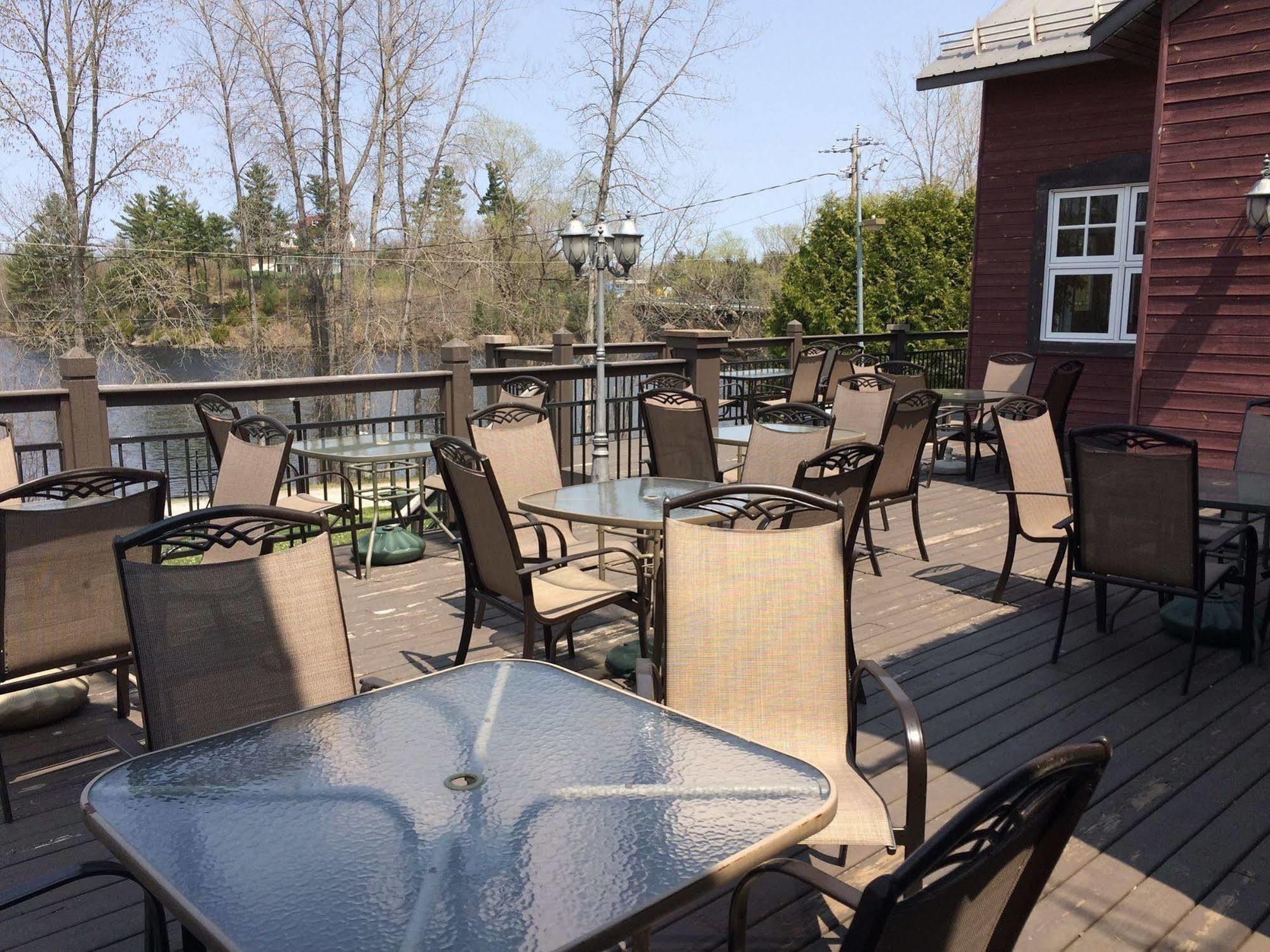 Chateau Logue Hotel Maniwaki Екстериор снимка