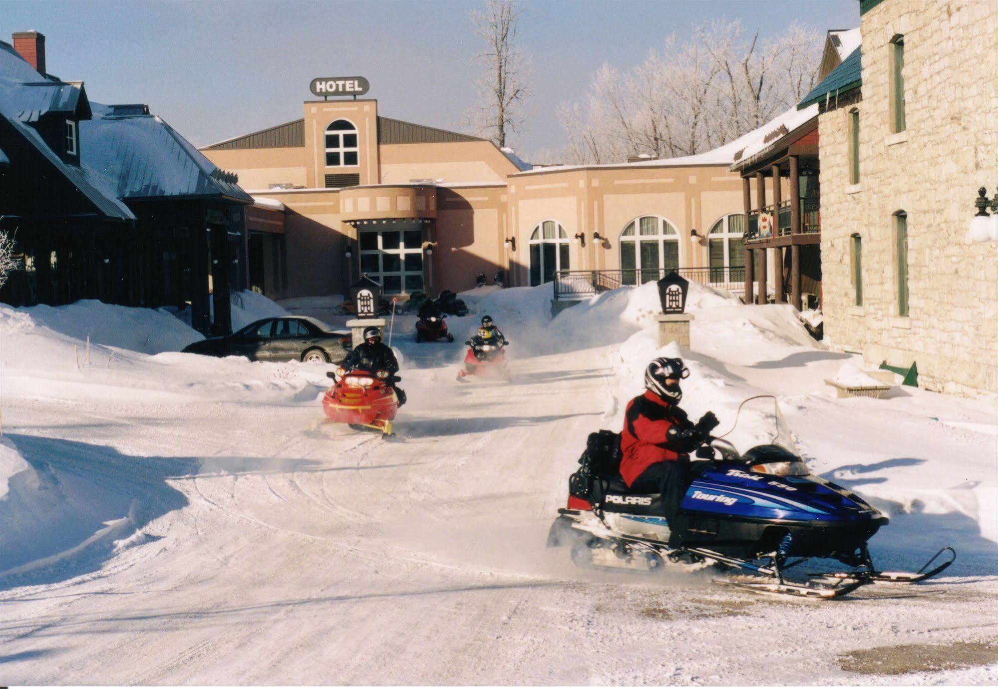 Chateau Logue Hotel Maniwaki Екстериор снимка